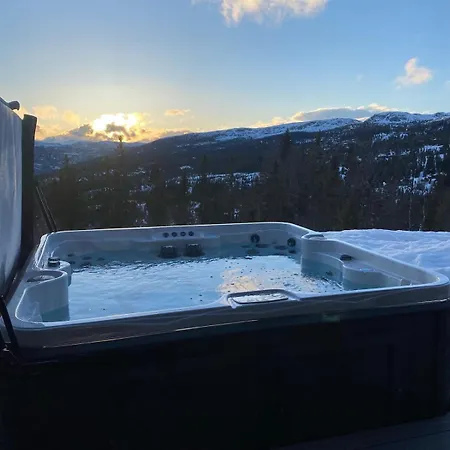 Stor Velutstyrt Laftehytte Med Usjenert Uteplass, Flott Utsikt Og Jacuzzi